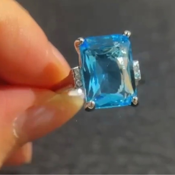 Markle Inspired Vibrant Blue Crystal Princess Ring - Picture 4 of 15